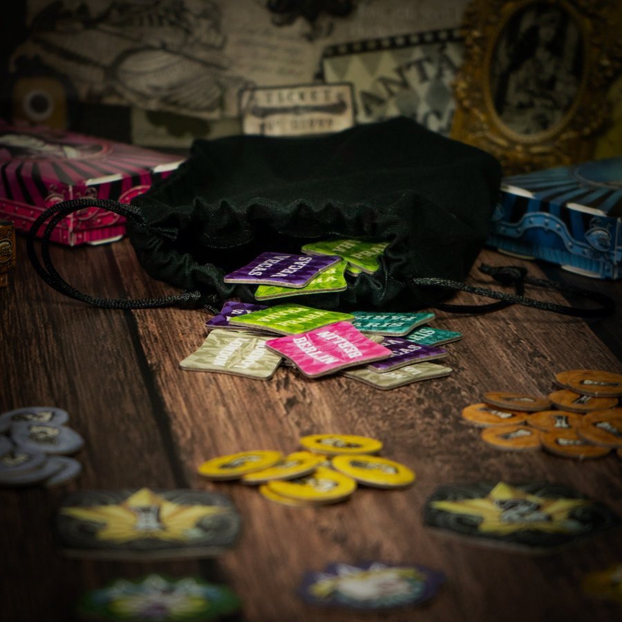 Explicoeljuego's tweet photo. Día 11 del calendario de adviento de @MalditoGamesES 

Circo Maldito.

Un party para que de 4 a 8 jugadores se estén comiendo la oreja con tratos de dudosa equidad. Un juego de "subastas ciegas" en el que tendrás que ir pujando por cartas para ganar puntos. Un arte curioso. https://t.co/Xhd0ZHoiwq