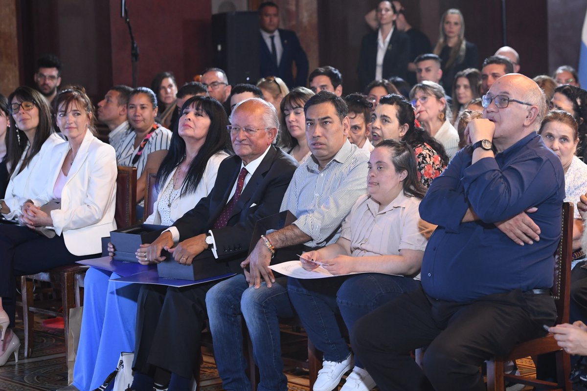 claudiarucci's tweet photo. "Deben ser respetados más allá de ideologías, posturas políticas o acomodamientos caprichosos que valoren los de unos, mientras se desatienden los de otros". Emotiva ceremonia de entrega de los Premios Derechos Humanos 2024 en el @SenadoArgentina, junto a @VickyVillarruel. #DDHH https://t.co/y1JhAuvCcV