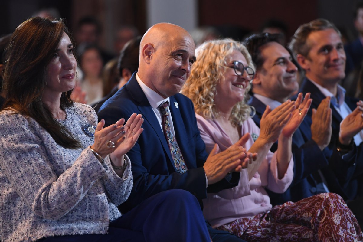 claudiarucci's tweet photo. "Deben ser respetados más allá de ideologías, posturas políticas o acomodamientos caprichosos que valoren los de unos, mientras se desatienden los de otros". Emotiva ceremonia de entrega de los Premios Derechos Humanos 2024 en el @SenadoArgentina, junto a @VickyVillarruel. #DDHH https://t.co/y1JhAuvCcV