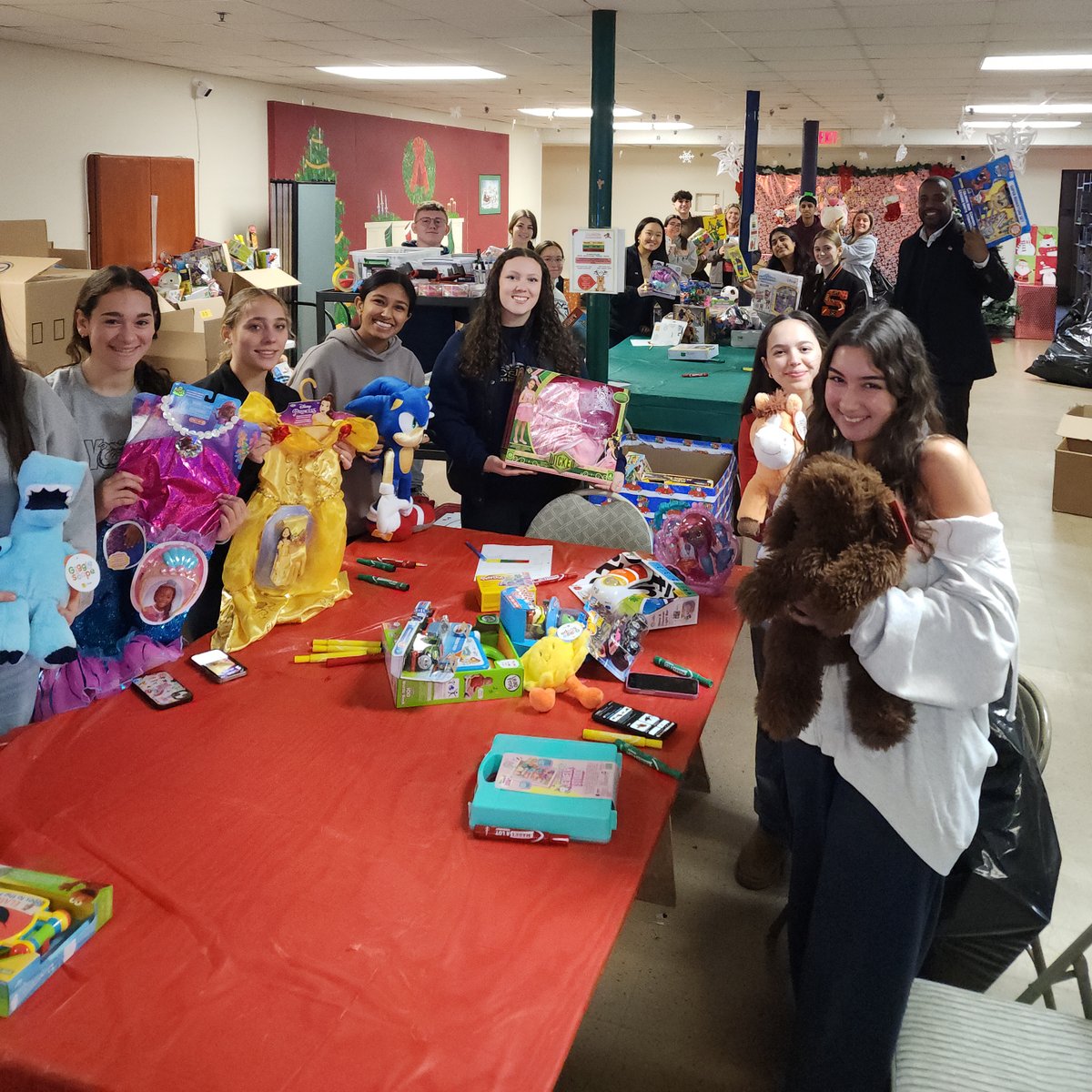 aquarionwater's tweet image. 🎁✨ A huge thank you to all Aquarion employees for their incredible generosity in supporting TEAM's Toys 4 Kids toy drive! Each holiday season, donations to TEAM, Inc. bring joy to nearly 2,000 children in our Connecticut communities. Together, we #MakeMagicHappen.