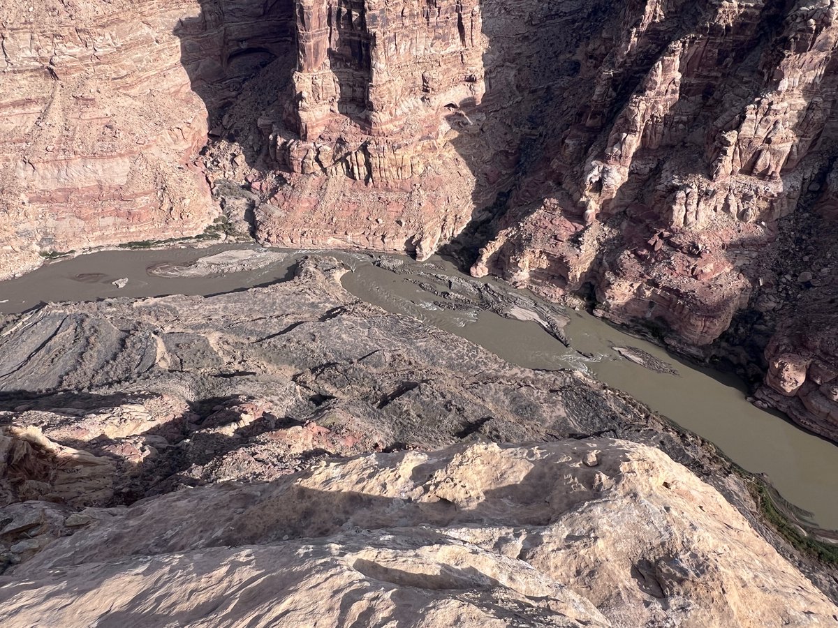 Watching this new "mud rapid" evolve at Colorado River mile 175.1 reminds us that geology is both ancient and happening right now. Plan to scout this dynamic area (&amp; wear PFDs). Photo by Chris Benson, 12/11/2024, 5100 cfs.

For the initial report, see nps.gov/cany/learn/new….