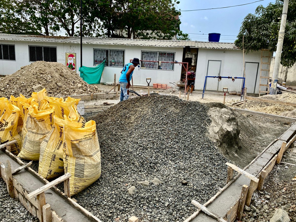 EducacionZ4_Ec's tweet photo. [ROCAFUERTE] En su visita a Manabí, el viceministro de Educación, @pepejos66, verificó el avance de obra que se ejecuta en el Centro de Educación Inicial Cruz Alcívar Marquínez🎨🎈, beneficiando a 169 estudiantes. La inversión supera los USD 70.000.

#ElNuevoEcuadorResuelve https://t.co/yrmN2i83Hs