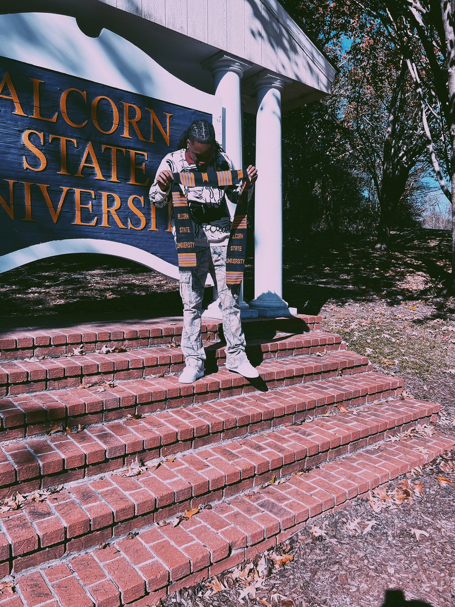 chrisgothajuice's tweet photo. i did it again ya boi graduate tmw dis for the hood 254 shit ! $ #longlivelou 🏦 https://t.co/rdDuCp9LAr