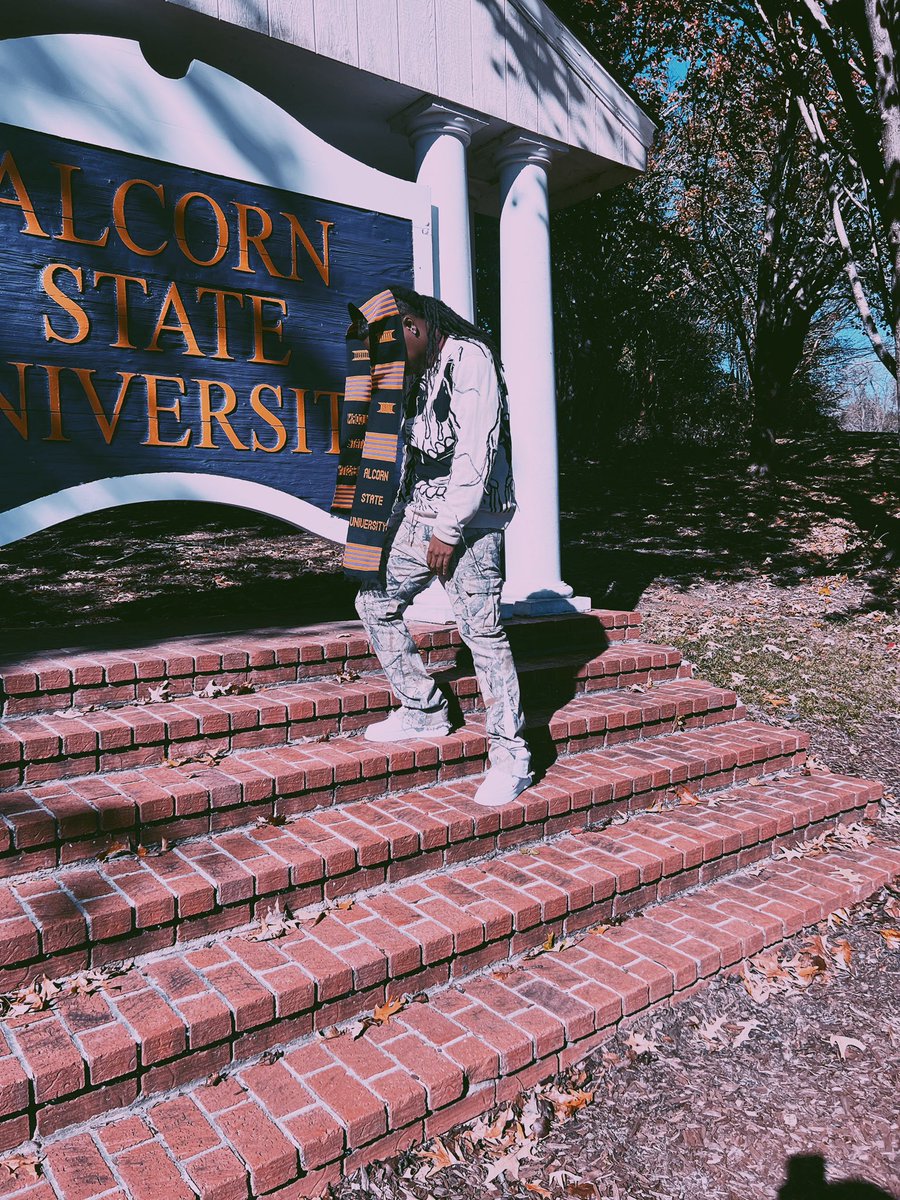 chrisgothajuice's tweet photo. i did it again ya boi graduate tmw dis for the hood 254 shit ! $ #longlivelou 🏦 https://t.co/rdDuCp9LAr