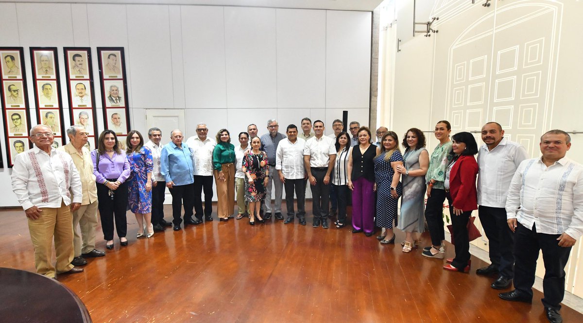 Le tomamos protesta de ley a Gerardo López Conde Lastra como nuevo presidente del Colegio de Notarios de Tabasco. Vamos a trabajar muy coordinados porque entre los gobiernos estatal y federal construiremos 64 mil 500 viviendas en la entidad, y vamos a  regularizar la tenencia de