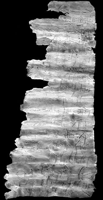Incroyable découverte d'une amulette contenant une inscription chrétienne des années 230-270 à Francfort (NIDA Heddernheim). Cl. Leibniz-Institut für Archäologie in Mainz (LEIZA) frankfurt.de/de-de/aktuelle…