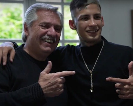 Trumperizar's tweet photo. - Alberto recibía a L-gante.

- El Javo recibe al niño campeón del mundo de ajedrez.

La cultura se recupera. https://t.co/WytvGNfaLO