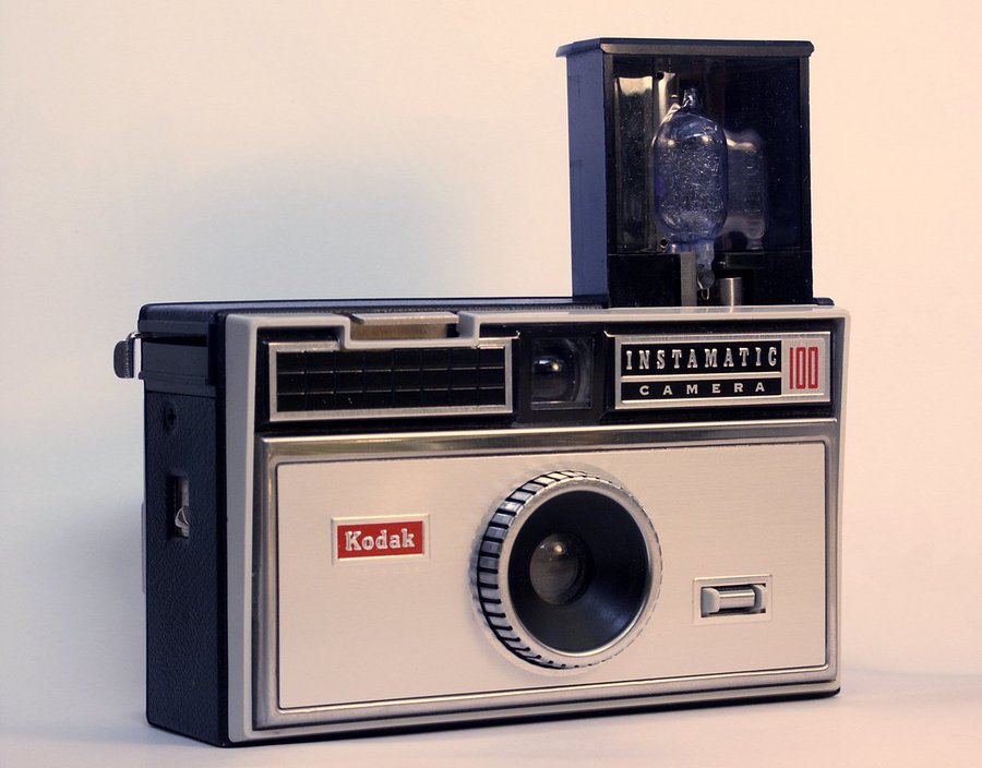 despertar's tweet photo. En 1975, un ingeniero de Kodak inventó la primera cámara digital.

Pudo haber cambiado la fotografía para siempre.

Pero Kodak la ocultó:

"Es linda, pero no se lo digas a nadie".

Lo que sucedió después es una de las lecciones más dolorosas en la historia de los negocios: https://t.co/EgKGEBSeQJ