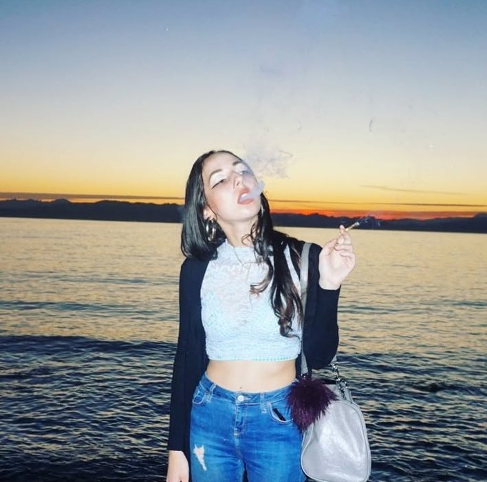 kateBreanna_'s tweet photo. Weed &amp; nature hits different for sure 🙌🥦💨

#stayhigh #cannabis #ganjababes #joint #nature #maryjane #budtender https://t.co/I8fBUPte5o