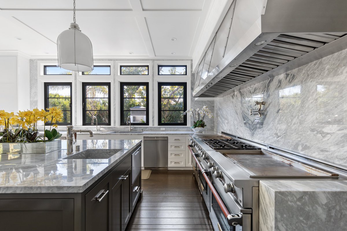laurimstudio's tweet image. Step into a chef’s paradise! This kitchen features marble countertops, sleek black-framed windows, and state-of-the-art appliances. Perfect for holiday feasts and gatherings!

📸 Joe Bryant Photography

With SHL Designs &amp;amp; BTC Builders Inc.

#LauriMorrisonStudio
