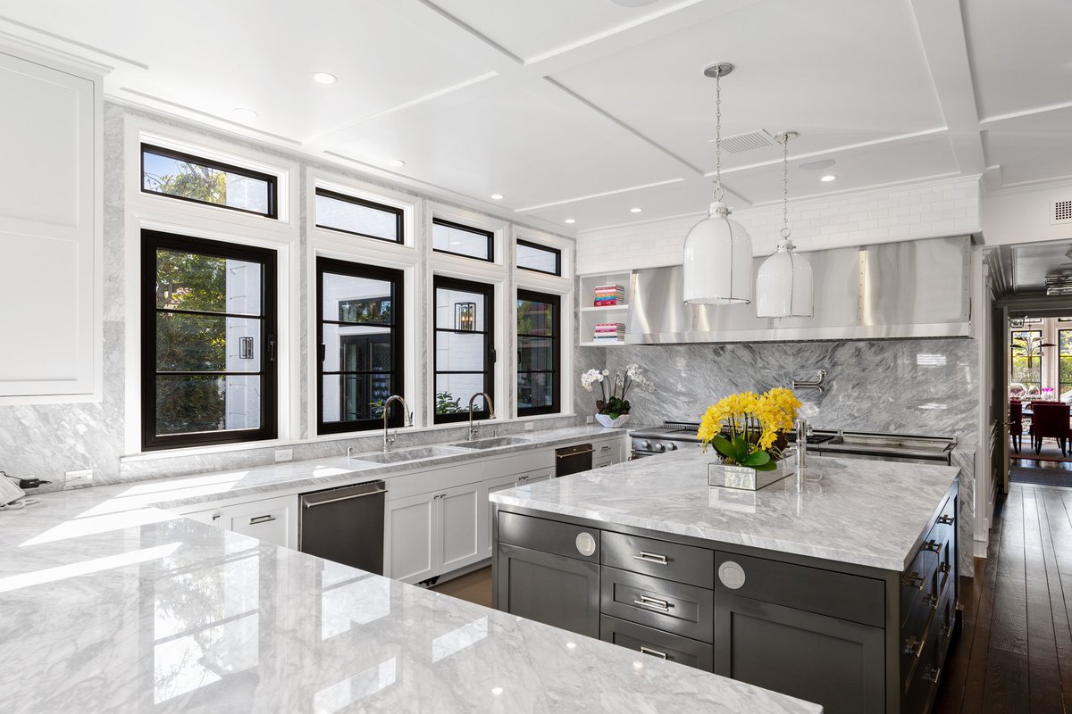 laurimstudio's tweet image. Step into a chef’s paradise! This kitchen features marble countertops, sleek black-framed windows, and state-of-the-art appliances. Perfect for holiday feasts and gatherings!

📸 Joe Bryant Photography

With SHL Designs &amp;amp; BTC Builders Inc.

#LauriMorrisonStudio