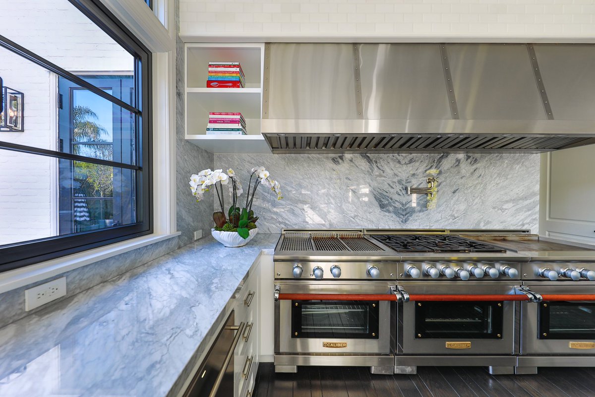 laurimstudio's tweet image. Step into a chef’s paradise! This kitchen features marble countertops, sleek black-framed windows, and state-of-the-art appliances. Perfect for holiday feasts and gatherings!

📸 Joe Bryant Photography

With SHL Designs &amp;amp; BTC Builders Inc.

#LauriMorrisonStudio