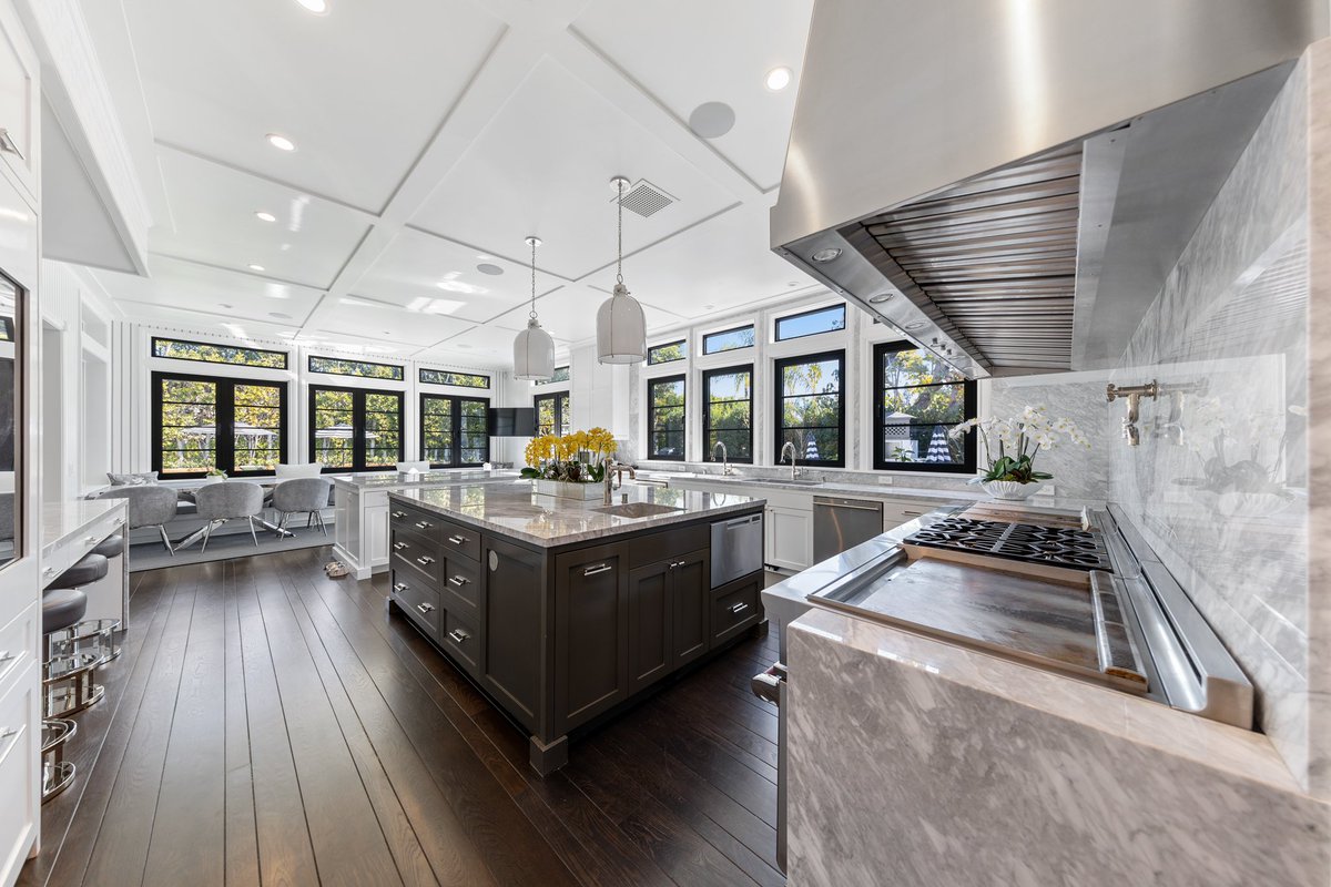 laurimstudio's tweet image. Step into a chef’s paradise! This kitchen features marble countertops, sleek black-framed windows, and state-of-the-art appliances. Perfect for holiday feasts and gatherings!

📸 Joe Bryant Photography

With SHL Designs &amp;amp; BTC Builders Inc.

#LauriMorrisonStudio