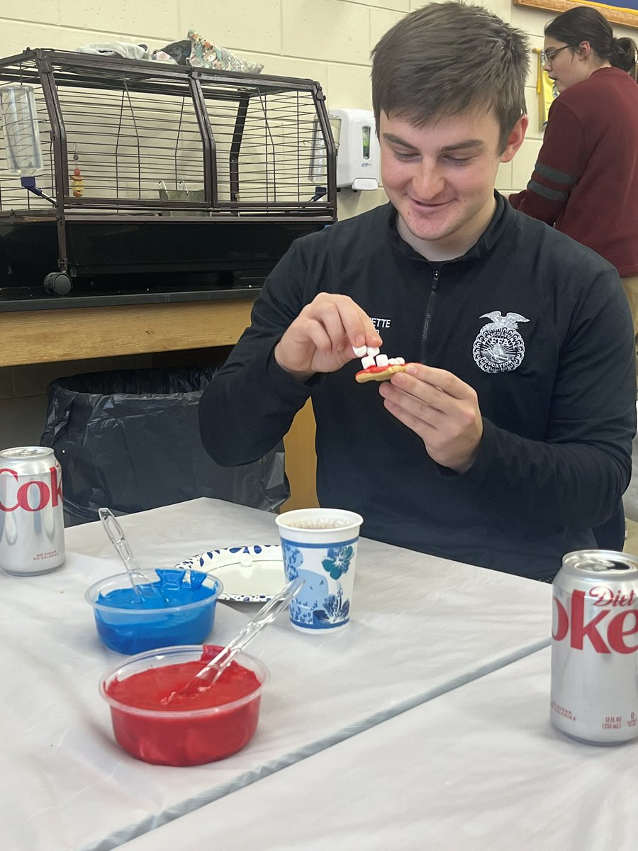 BayPortFFA's tweet photo. 🎄❄️☃️ Tonight Bay Port FFA celebrated our annual Holiday Party where students were invited to decorate and eat cookies, make ornaments, and compete in a saran wrap ball game! Thank you to everyone who came, happy holidays! https://t.co/DsTNKE7o04