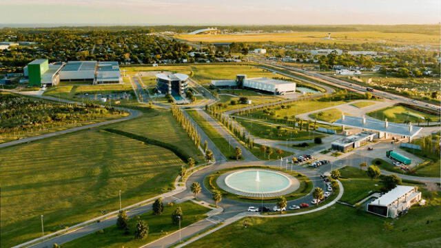 Google ogłosił inwestycję 850 mln USD w nowe centrum danych w Urugwaju, stanowiącą część ambitnego projektu mającego na celu przyspieszenie cyfryzacji w Ameryce Łacińskiej. Inicjatywa ta ma na celu poprawę infrastruktury technologicznej i promocję przedsiębiorczości w regionie.