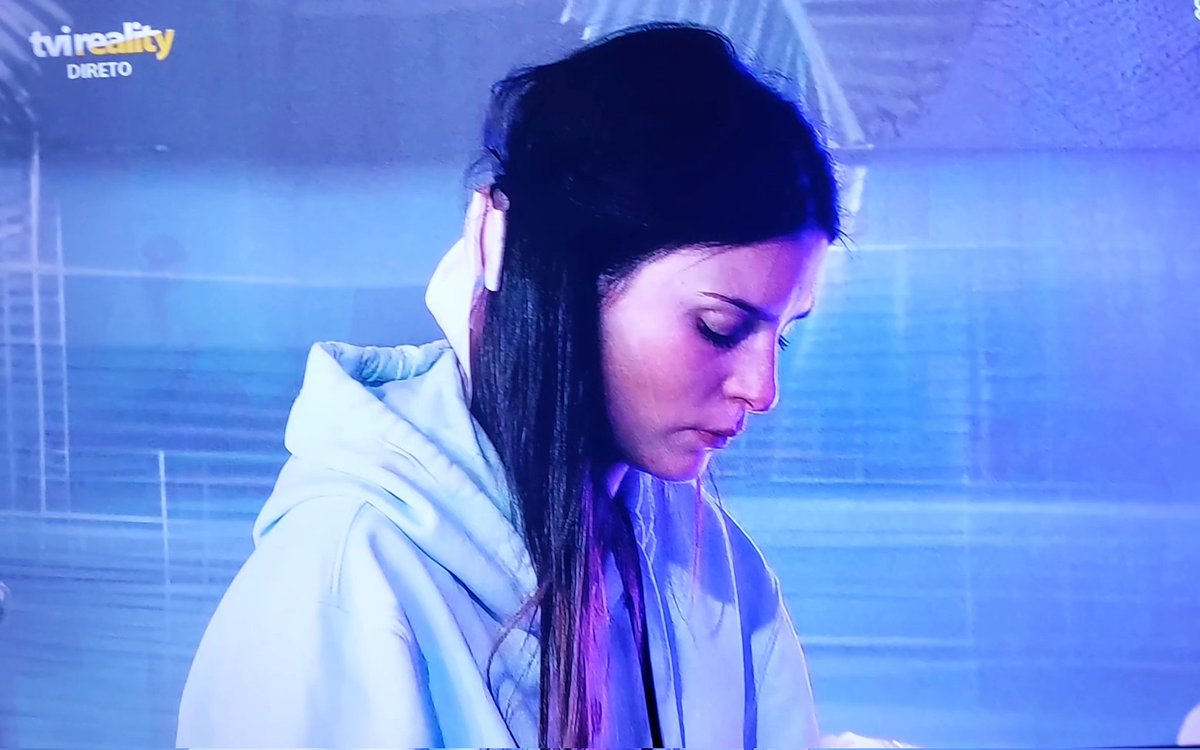 Esta Margarida sempre a chorar...
Oh foda-se, é a Renata outra vez 😅

#sstvi