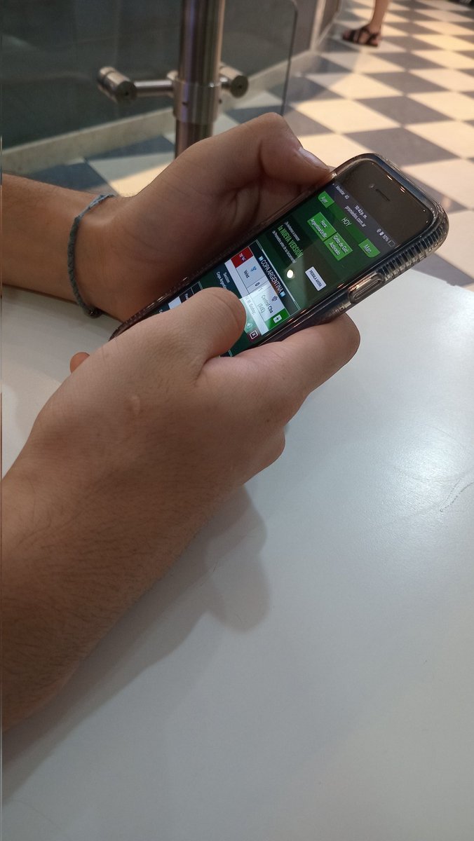 vinimos a tomar un helado y está mirando promiedos terrible virgo yo queria garchar o algo