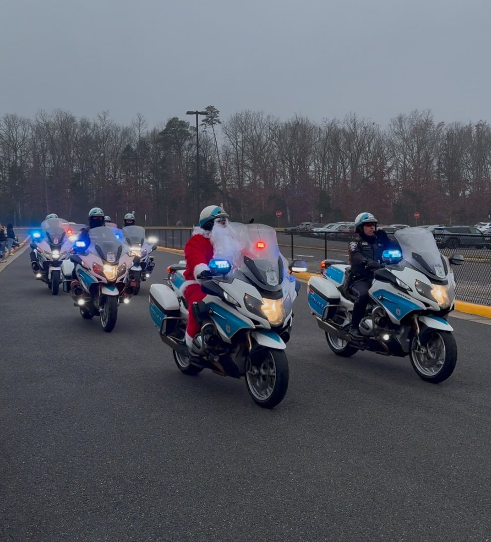 Santa visited our school in style yesterday with the <a href="/PWCPolice/">Prince William County Police Department</a> 🎅👮‍♂️ <a href="/PWCSNews/">PWCS</a>