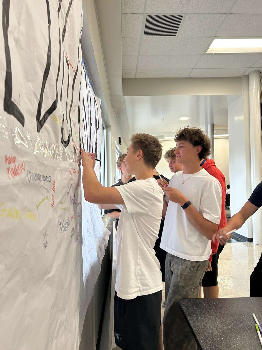 For day 3 of #battleofthebelts2024 students signed a pledge to Buckle Up! <a href="/HCPSNewsomeHS/">Newsome High School</a>