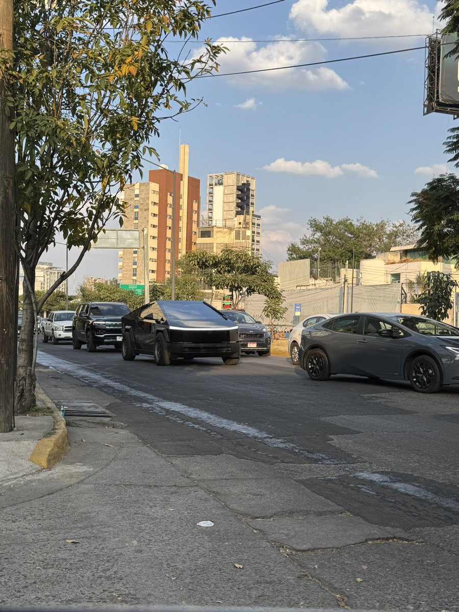omar_comunica's tweet photo. ¿Hay alguna parte del reglamento de movilidad de Jalisco donde se exime a los Teslas a no usar placas? ¿O es pura prepotencia solapada por las autoridades? Por lo pronto, acá uno de estos autos que, para mi gusto, están horrorosos. https://t.co/ZNbL4Y1ODn