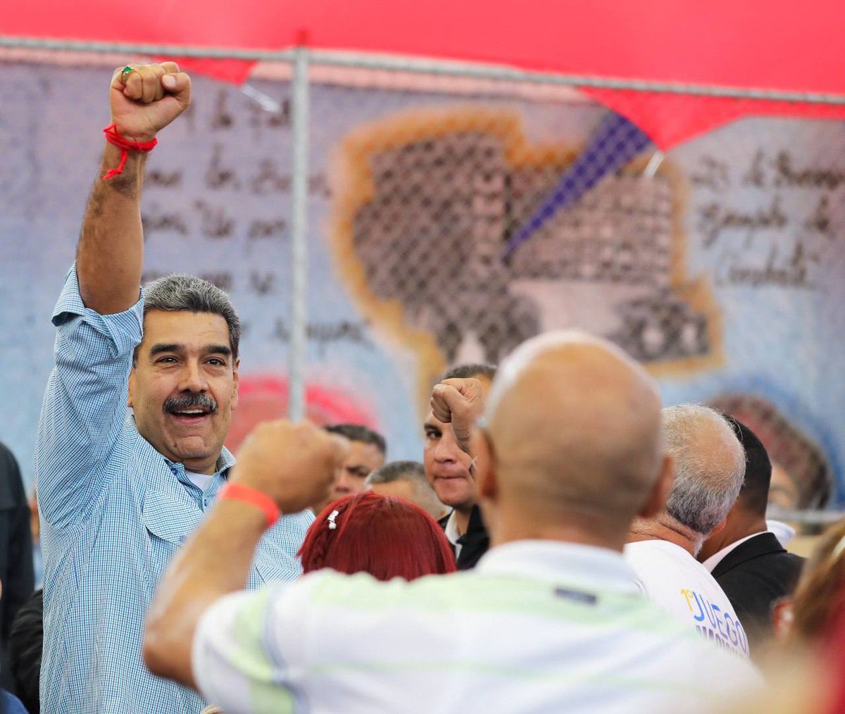 Maduro a Edmundo González Urrutia:

#ÚltimoMinuto | Presidente Nicolás Maduro le pidió a Edmundo González Urrutia respetar a Venezuela, luego que el excandidato insista en promover acciones violentas en el país. 

“El viejito (González Urrutia) salió de Venezuela chorreado