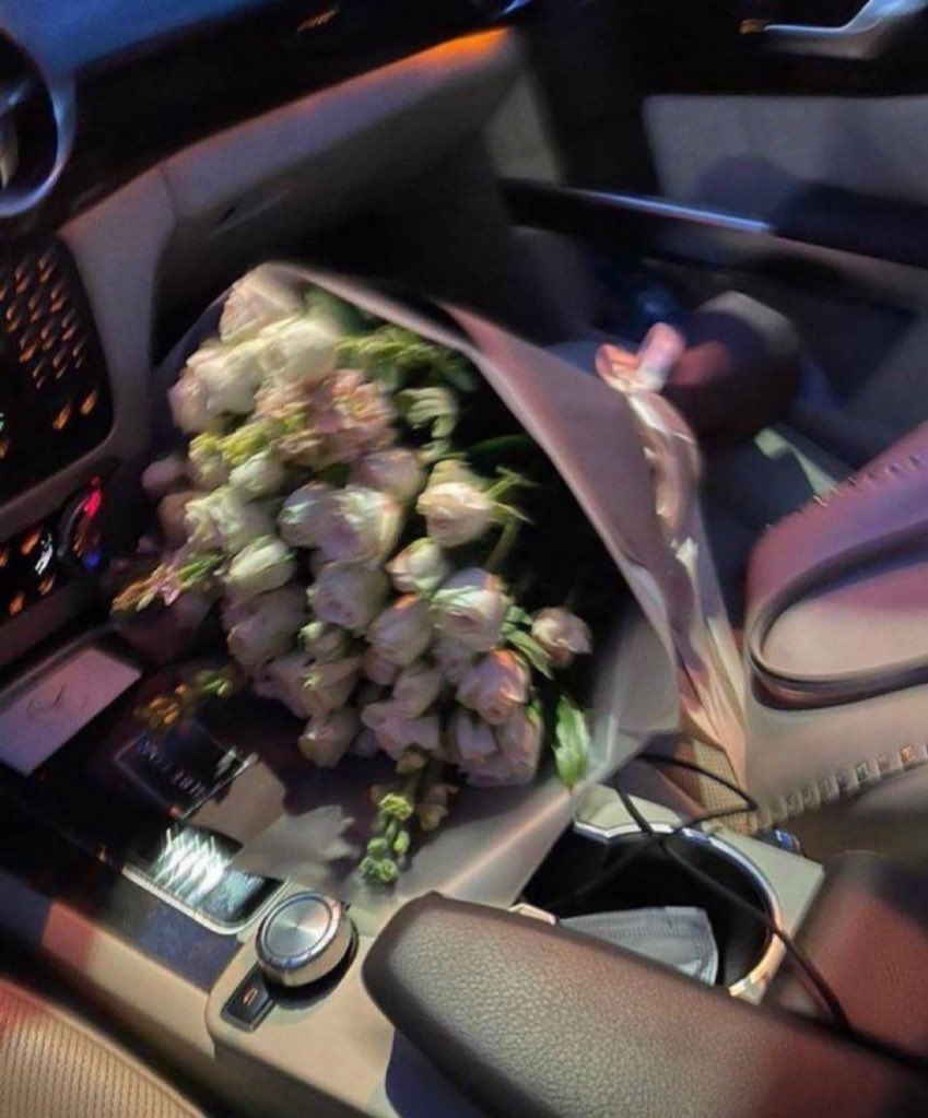 i3Moment's tweet photo. White roses https://t.co/aEUS0XWxiZ