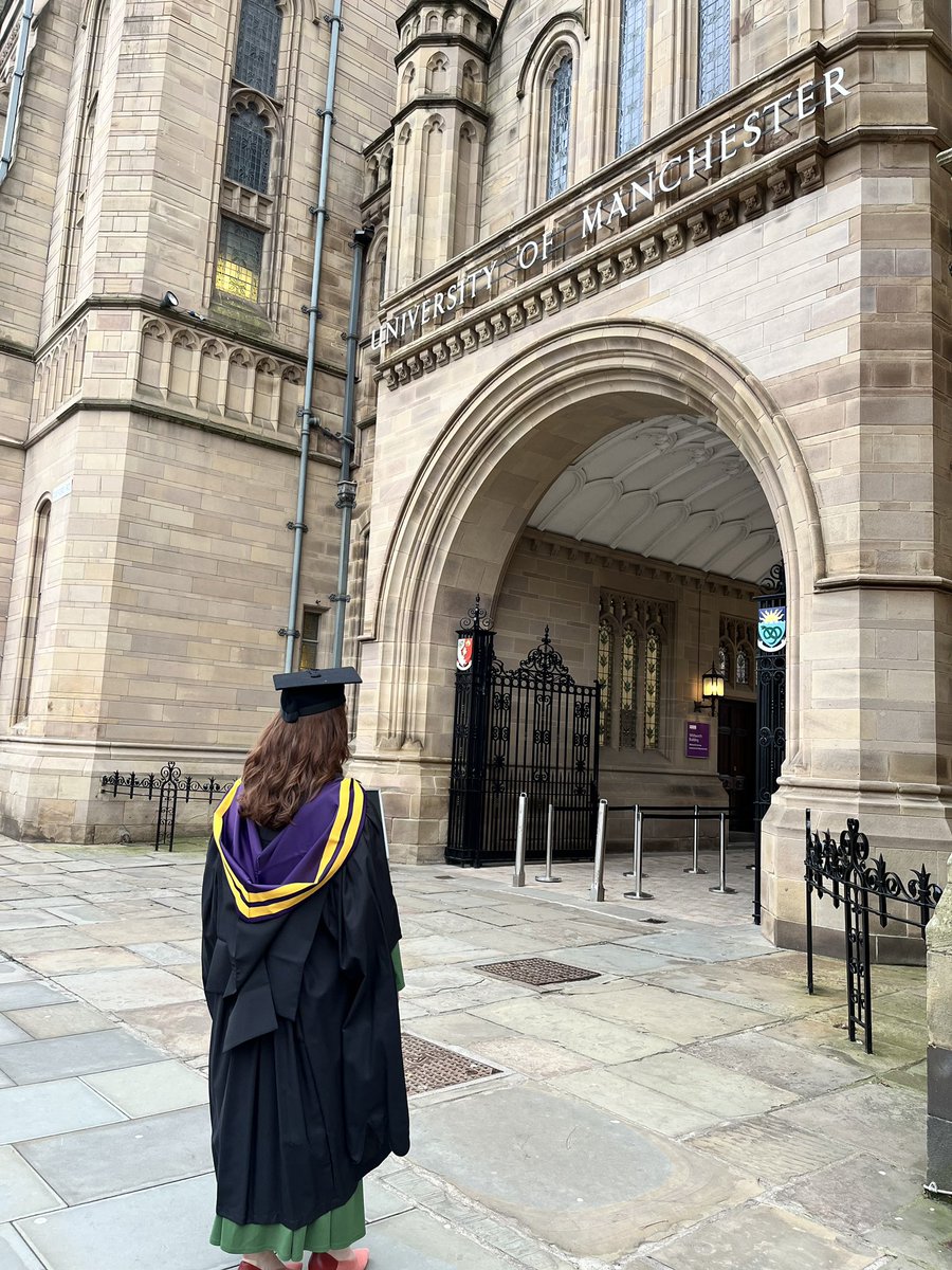 hannah_devaney_'s tweet photo. Yay graduation day! https://t.co/yxSgqHMSoM
