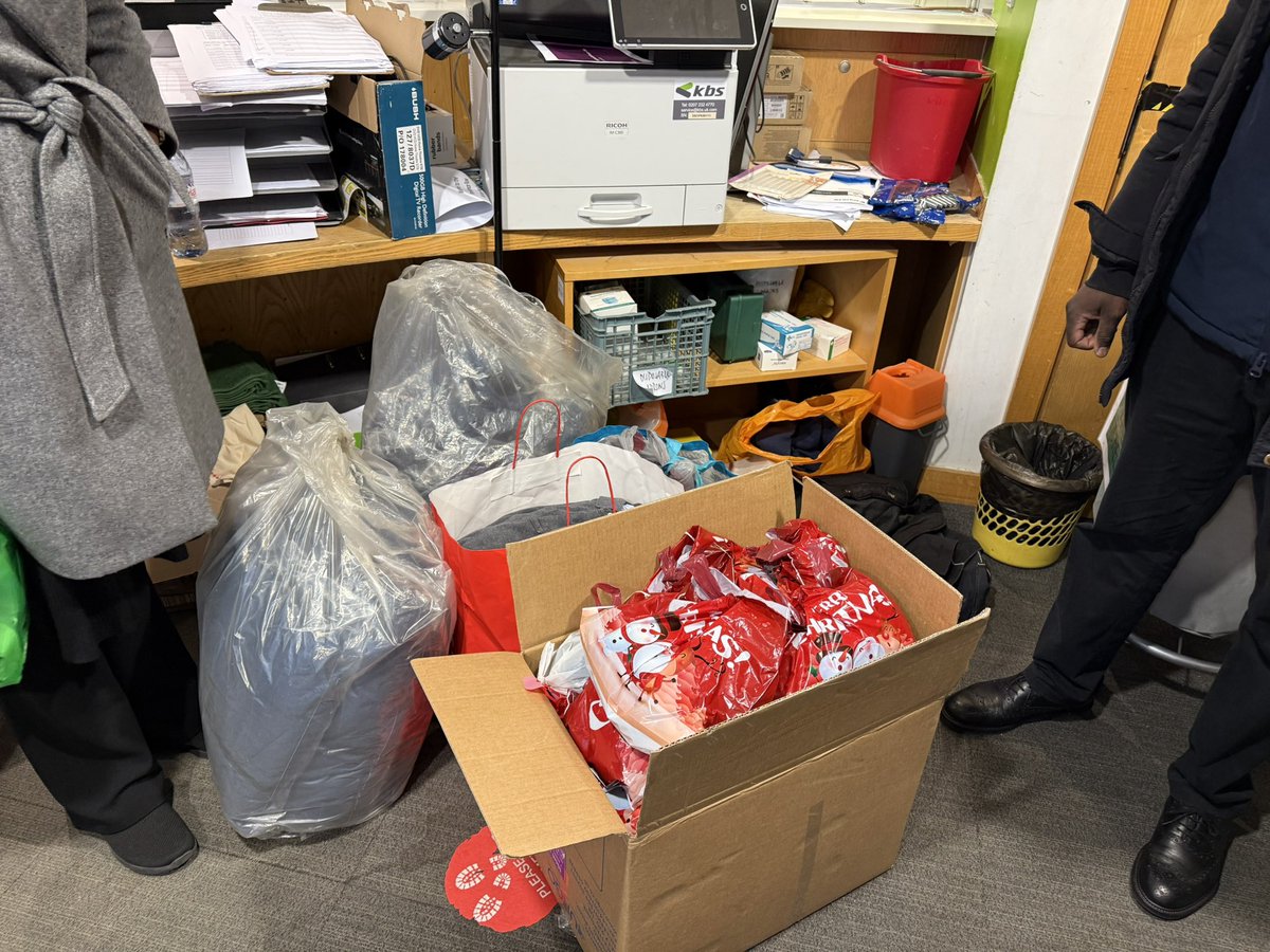 EM1308EM's tweet photo. TH CHS at the Dellow Centre Health Fair: Supporting the homeless community with health checks, winter clothing, and toiletries to stay warm and fresh this season. @THCHS1 @BademosiNk @alexalexalex32 https://t.co/g5sKrqTheN