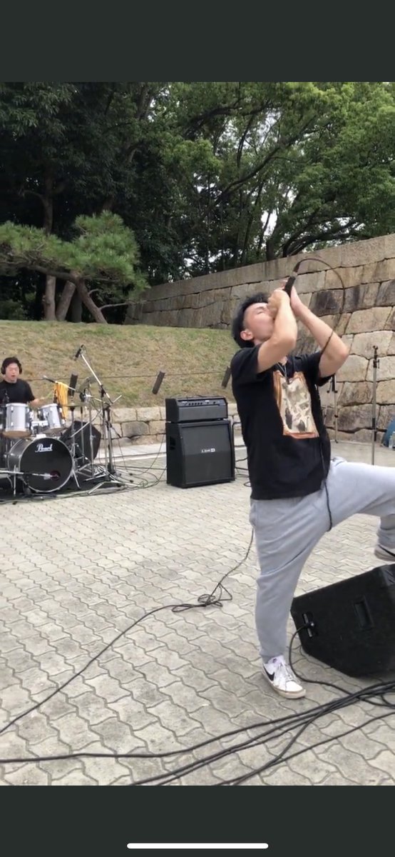 KODY17079732's tweet photo. お疲れ様です😎✨

突然ですが、、、

12/15(日) 大阪城公園でストリートライブ

やります😎👍🔥

時間 : 15:00〜

場所 : 大阪城公園(大阪城公園駅降りてすぐ)

料金 : 無料

最寄り駅 : 大阪城公園駅

是非是非お越し頂けたらと思います🔥
よろしくお願い致します😎🙏

もう、だいぶ��いっすね‼︎ さすがに😅

そら、12月やし💦

ただ、そんな事は関係ありません😎🔥

ライブとなると、だいぶ熱なりますから🔥

相方とか、「もう、タンクトップでいったろかな🤔」って、言うてますからね🤣

自分「あ！逆に！それめっちゃエエっすやん‼︎ 俺もそれでいこかな‼︎」

相方「いや、KODYはやめとき💦イメージ変わってまうで💦」

自分「せやな💦ちゃんとします😅」

、、、まぁ、そこはちゃんとやります😎

と、いう事で‼︎

来年度なんですけれど、自分達��、おそらく🤔、、、

ライブ活動、ライブは、ほぼ全くと言っていいくらいやらないと思います‼︎‼︎‼︎

なので、残り数少ないライブの機会という事で、自分達もしっかり噛み締めていきたいと思っております🔥

バンド活動をやらないわけでは、全くありません‼︎

ただ、来年からは活動の方向性をガラッと、本当にガラッと変える予定でございます😌

ですので、残り少ない機会という事で、、、

今回のストリートライブも‼︎‼︎

是非是非よろしくお願い致します〜😎👍🔥

Linkin Park - Crawling(ライブ)
https://t.co/1wNfzq0iKb

初期のリンキンが、しょーみ1番好みやな〜と、改めて😌👍