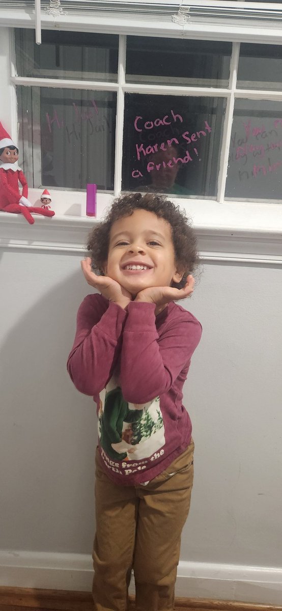 Shout out at <a href="/KarenKart/">Karen K</a> for help with another Elfie idea lol 💙💚 <a href="/Volleyball_GPHS/">Guilford Park HS Volleyball</a> 

#elfonashelf