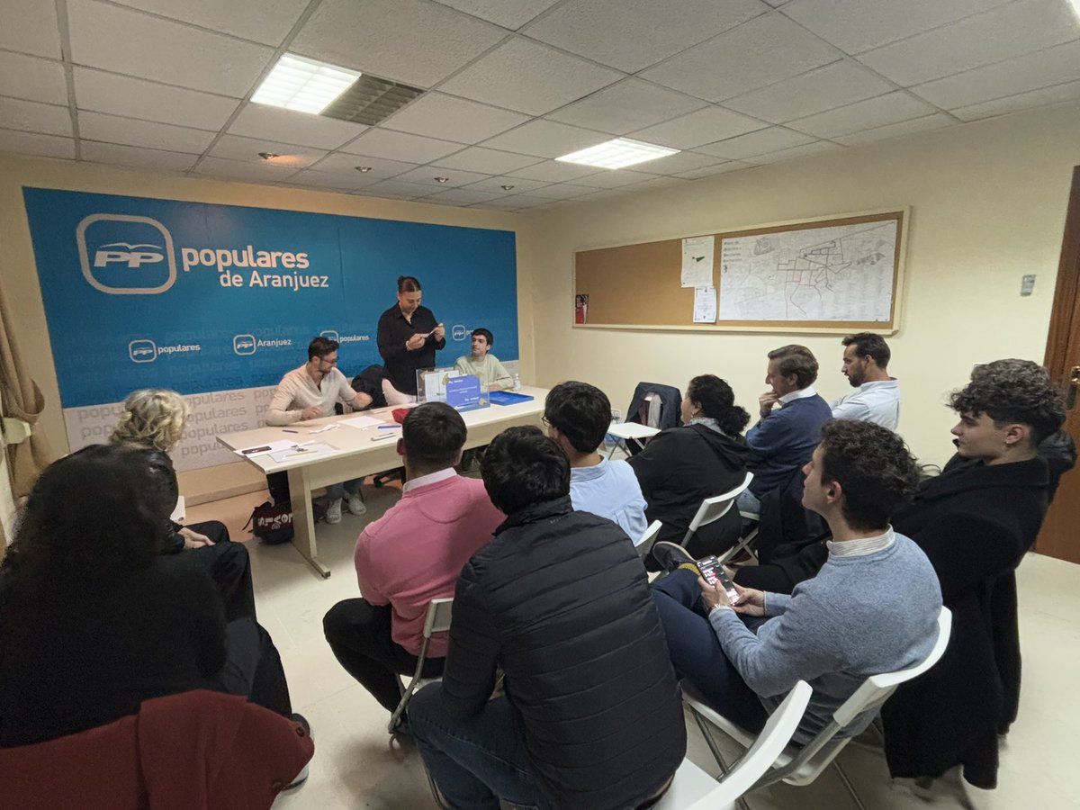 NNGG_Valdemoro's tweet photo. ‼️Enhorabuena a Rubén Guijarro, recién elegido presidente en la asamblea de @NNGGAranjuez ‼️

💪🏼Con esta nueva etapa, Aranjuez tiene una gran cantera. @JLBoullosa puede estar muy orgulloso del relevo de su equipo. ¡¡Gracias por todo lo aportado a Aranjuez y a @nnggmadrid, Jordi!! https://t.co/IvwpUYogTo