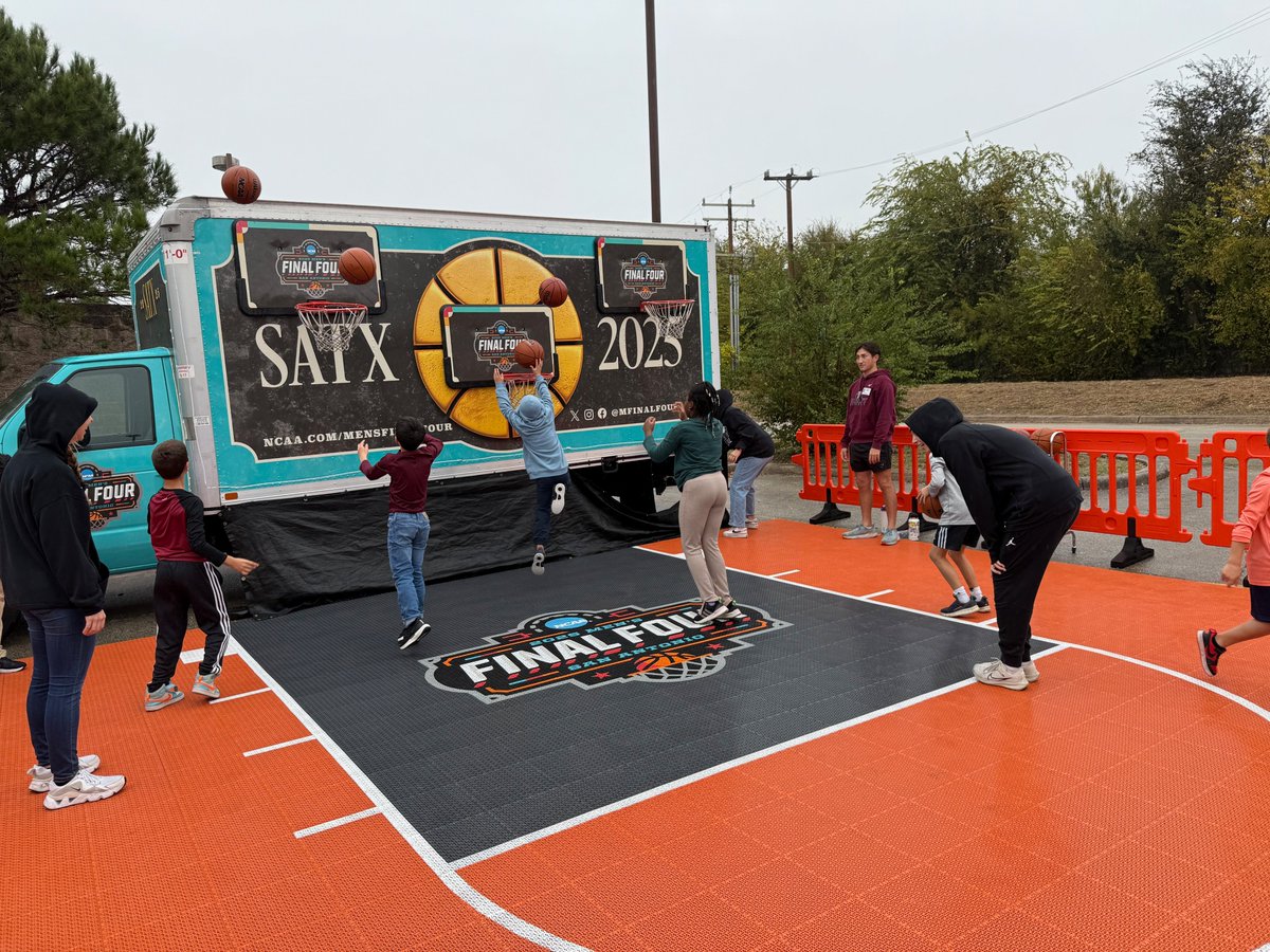 NEISDLibrary's tweet image. Third graders throughout @NEISD are participating in the NCAA Read to the Final Four® Challenge. To celebrate reaching an impressive 46 solid days of reading so far, @HuebnerHuskies students took part in a reading rally and had the chance to meet @churchillhoops!