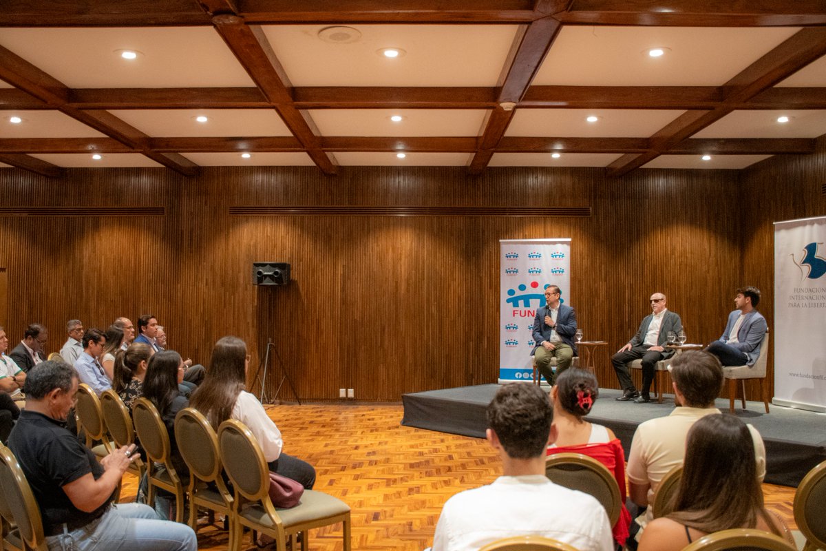 El martes 10 de diciembre, junto a la <a href="/FundacionFIL/">Fundación Internacional para la Libertad (FIL)</a>, realizamos la primera edición del Santa Cruz Freedom Forum. Gracias a Walter Castro e Ignacio Bongiovanni por compartir sobre reformas económicas liberales y la experiencia argentina, y a los asistentes por su participación.