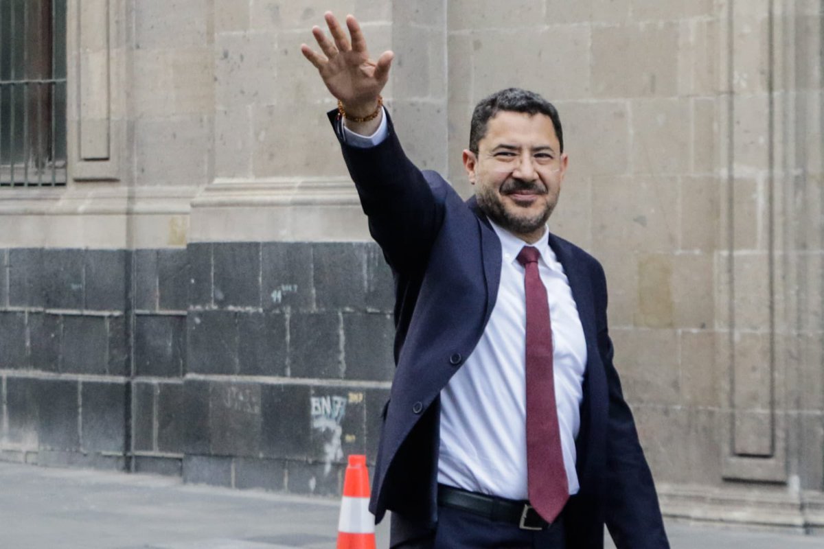 martibatres's tweet photo. Atiendo reunión en Palacio Nacional. Buena tarde a todas y todos. https://t.co/zGILxgTrwx