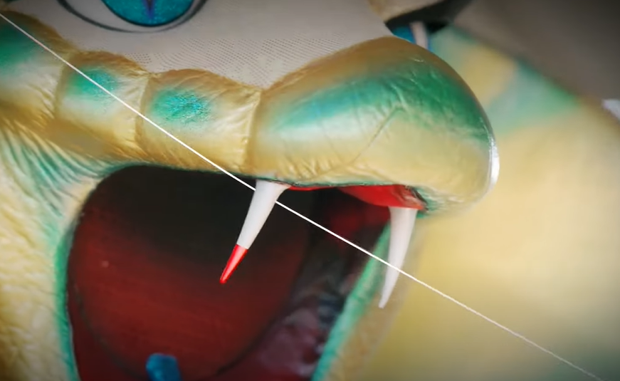 PuraSombra_'s tweet image. Desde que en la Pista 2 🐍salió una paleta de maquillaje con son solo COLORES INDIGO y luego lo del diente con💄rojo (justo habla de eso Mimi en su video de maquillaje de Vogue...) + China, dragon, animal, gameover, brujeria...

Lo tenía clarísimo pero veremos  #MaskSingerFinal