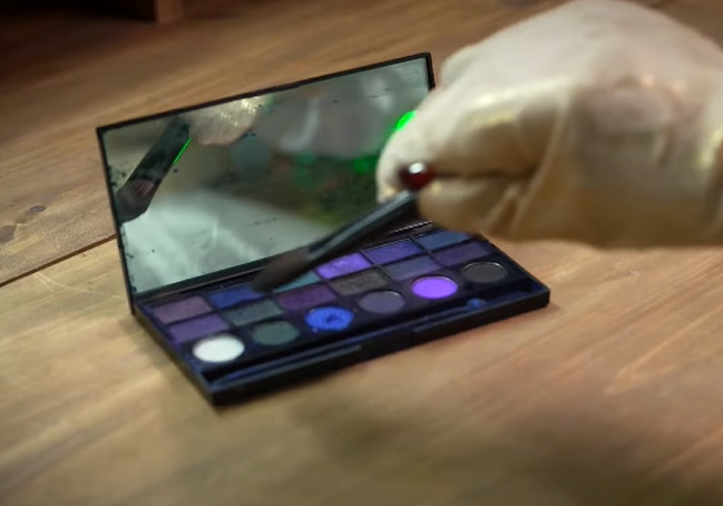 PuraSombra_'s tweet image. Desde que en la Pista 2 🐍salió una paleta de maquillaje con son solo COLORES INDIGO y luego lo del diente con💄rojo (justo habla de eso Mimi en su video de maquillaje de Vogue...) + China, dragon, animal, gameover, brujeria...

Lo tenía clarísimo pero veremos  #MaskSingerFinal