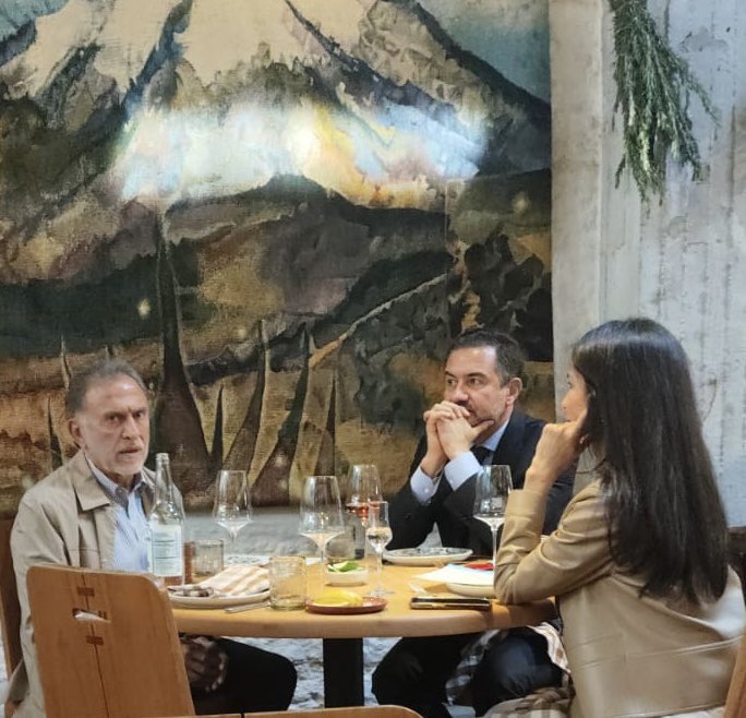 egomezislas's tweet photo. Se agarran a golpes los traidores @YoconYunes y @MYunesMarquez con comenzales en conocido restaurante. #YunesLasDio. 

Apestan donde se paren. https://t.co/epNtl1nT7F