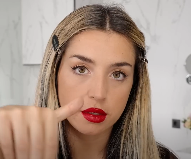 PuraSombra_'s tweet image. Desde que en la Pista 2 🐍salió una paleta de maquillaje con son solo COLORES INDIGO y luego lo del diente con💄rojo (justo habla de eso Mimi en su video de maquillaje de Vogue...) + China, dragon, animal, gameover, brujeria...

Lo tenía clarísimo pero veremos  #MaskSingerFinal