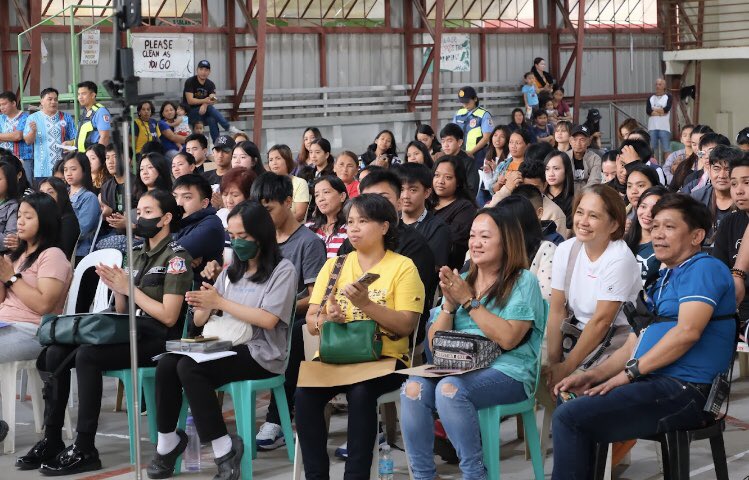 KimslayChiu's tweet photo. NAMAHAGI ngayong araw si Supremo Senator Lito Lapid ng ayuda mula sa mga mahihirap na college students sa Sablan, Benguet. Nasa 200 estudyante ang nabiyayaan ng tig-P5,000 para sa kanilang matrikula. 

#LitoLapid #SenatorLitoLapid #LingkodLapid #MarkangLapid https://t.co/KTA1K725Tj