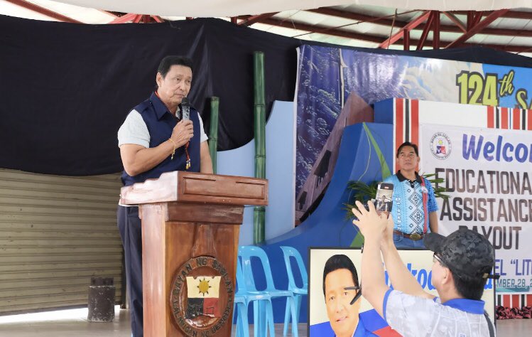 KimslayChiu's tweet photo. NAMAHAGI ngayong araw si Supremo Senator Lito Lapid ng ayuda mula sa mga mahihirap na college students sa Sablan, Benguet. Nasa 200 estudyante ang nabiyayaan ng tig-P5,000 para sa kanilang matrikula. 

#LitoLapid #SenatorLitoLapid #LingkodLapid #MarkangLapid https://t.co/KTA1K725Tj