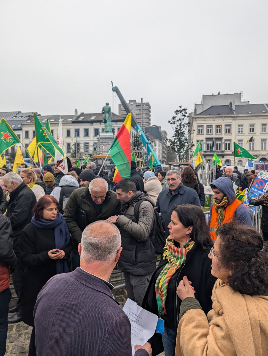 anamirandapaz's tweet photo. Hoxe participei como #eurodeputadagalega #obloque na concentración dos kurdos denunciando os ataques a #Rojava. #StandUpforRojava https://t.co/co0o4v5Dm7