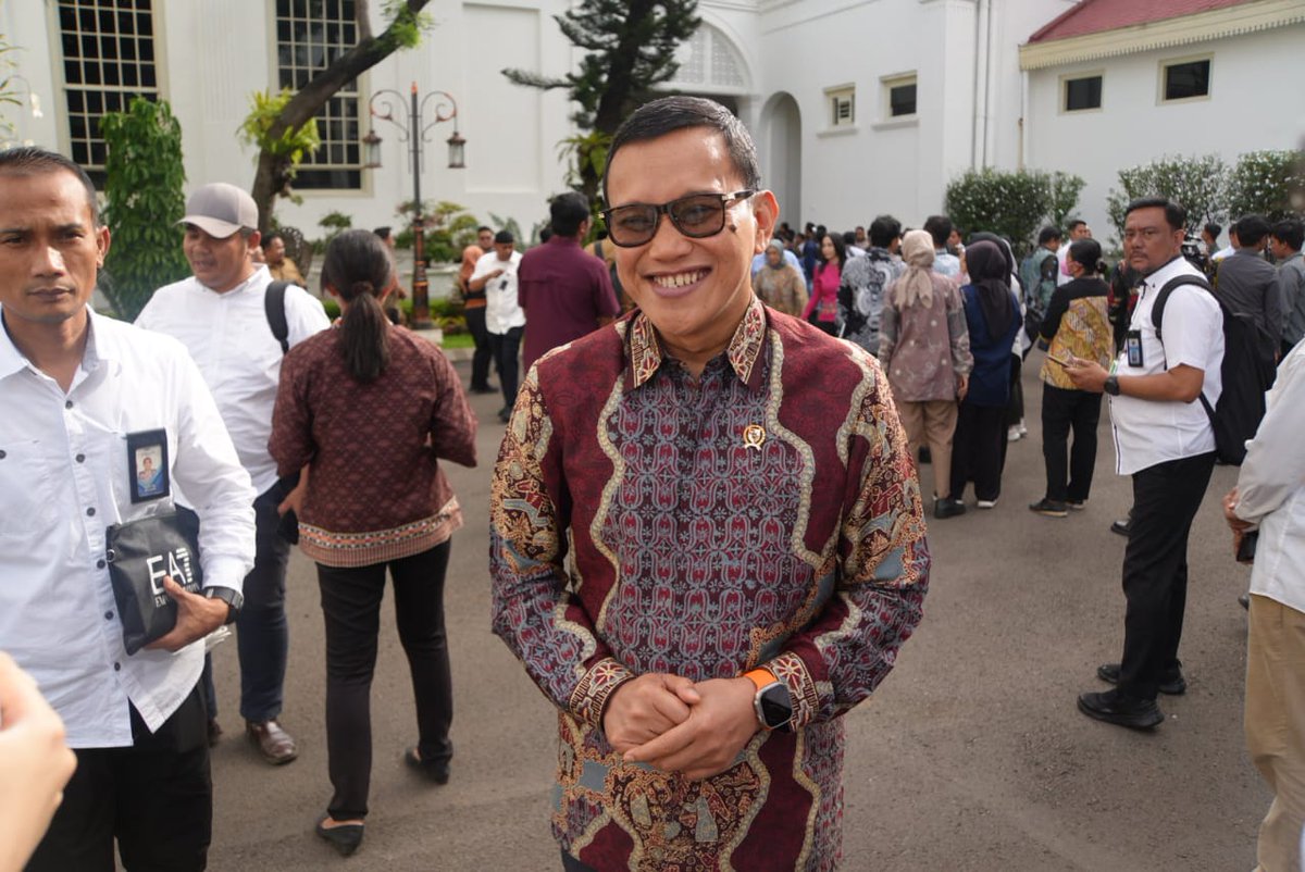 S0BlIN (@s0blin) on Twitter photo Menteri Abdul Kadir Karding menghadiri Penyerahan Daftar Isian Pelaksanaan Anggaran (DIPA) dan Buku Daftar Alokasi Transfer Ke Daerah (TKD) Tahun Anggaran 2025 oleh Presiden RI di Istana Negara, Selasa (10/12/2024).
<a href="/Kadir_Karding/">Abdul Kadir Karding</a>
<a href="/prabowo/">Prabowo Subianto</a>
<a href="/gibran_tweet/">Gibran Rakabuming</a>
<a href="/kemenp2mi/">Kementerian Pelindungan Pekerja Migran Indonesia</a>
#BP2MI Menteri Abdul Kadir Karding menghadiri Penyerahan Daftar Isian Pelaksanaan Anggaran (DIPA) dan Buku Daftar Alokasi Transfer Ke Daerah (TKD) Tahun Anggaran 2025 oleh Presiden RI di Istana Negara, Selasa (10/12/2024).
<a href="/Kadir_Karding/">Abdul Kadir Karding</a>
<a href="/prabowo/">Prabowo Subianto</a>
<a href="/gibran_tweet/">Gibran Rakabuming</a>
<a href="/kemenp2mi/">Kementerian Pelindungan Pekerja Migran Indonesia</a>
#BP2MI