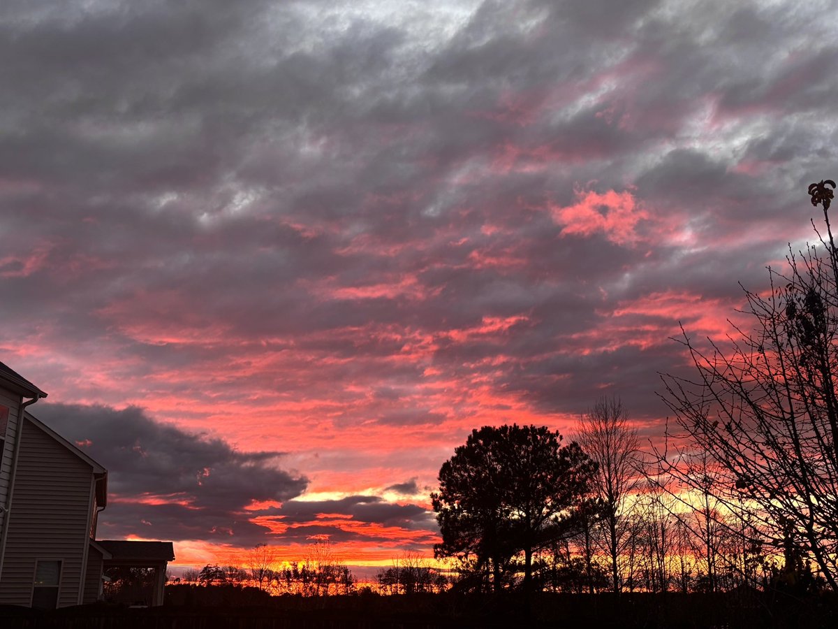 Beautiful sunset tonight as the cold front moved past..😍
<a href="/katcampbellwx/">WRAL Kat Campbell</a> <a href="/SCweather_wx/">Mitch West</a> <a href="/LeeRingerWx/">Lee Ringer</a> <a href="/EthanClarkWX/">Ethan Clark wx</a> <a href="/wx_anthony/">Anthony Baglione WX</a> #sunset #ColdFront