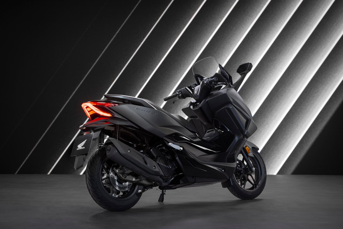 HondaMotosES's tweet photo. ¿Qué es lo que más te gusta de la Forza 125? 🤷‍♂️ 

❓ Su estilo y diseño
❓ Su confort
❓ Sus prestaciones y bajo consumo (motor eSP+)
❓ Su parabrisas eléctrico
❓ Todo el conjunto

Más ifno: https://t.co/6p6JHOsLNe 

#Honda #HondaMotorcycles #Forza125 #ForzaFamily #Scooter https://t.co/SNGQ0ceY6u