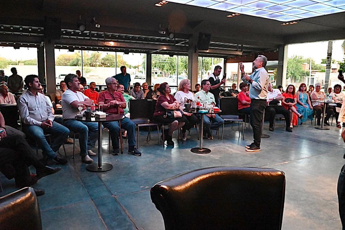 🚘 Jornada de formación en Villa Dolores. Parte de nuestro equipo compartió con vecinos y referentes un espacio de reflexión y análisis. “Comunicación y territorio” con <a href="/candealaniz/">CA N D E L A R IA</a> , “Liderazgo en gestión” con <a href="/UyuaYris/">yris Uyua</a> y “Análisis político” con <a href="/ramonjmestre/">Ramón Mestre</a> y <a href="/facuccortes/">Facundo Cortés</a> .