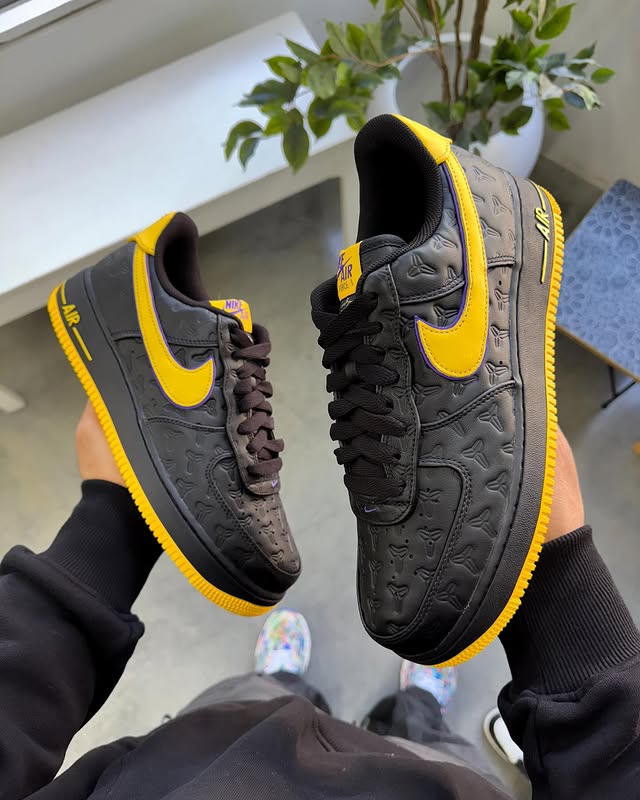 JustFreshKicks's tweet image. Releasing 12/13 via Shiekh 🐍
Kobe Bryant x Nike Air Force 1 'Lakers Away'
=&amp;gt; bit.ly/4g14EbT