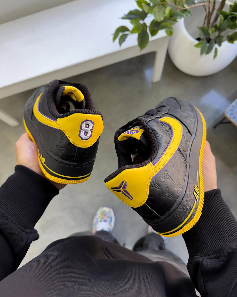 JustFreshKicks's tweet image. Releasing 12/13 via Shiekh 🐍
Kobe Bryant x Nike Air Force 1 'Lakers Away'
=&amp;gt; bit.ly/4g14EbT