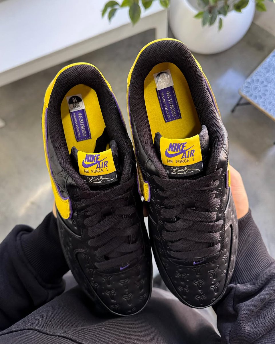 JustFreshKicks's tweet image. Releasing 12/13 via Shiekh 🐍
Kobe Bryant x Nike Air Force 1 'Lakers Away'
=&amp;gt; bit.ly/4g14EbT