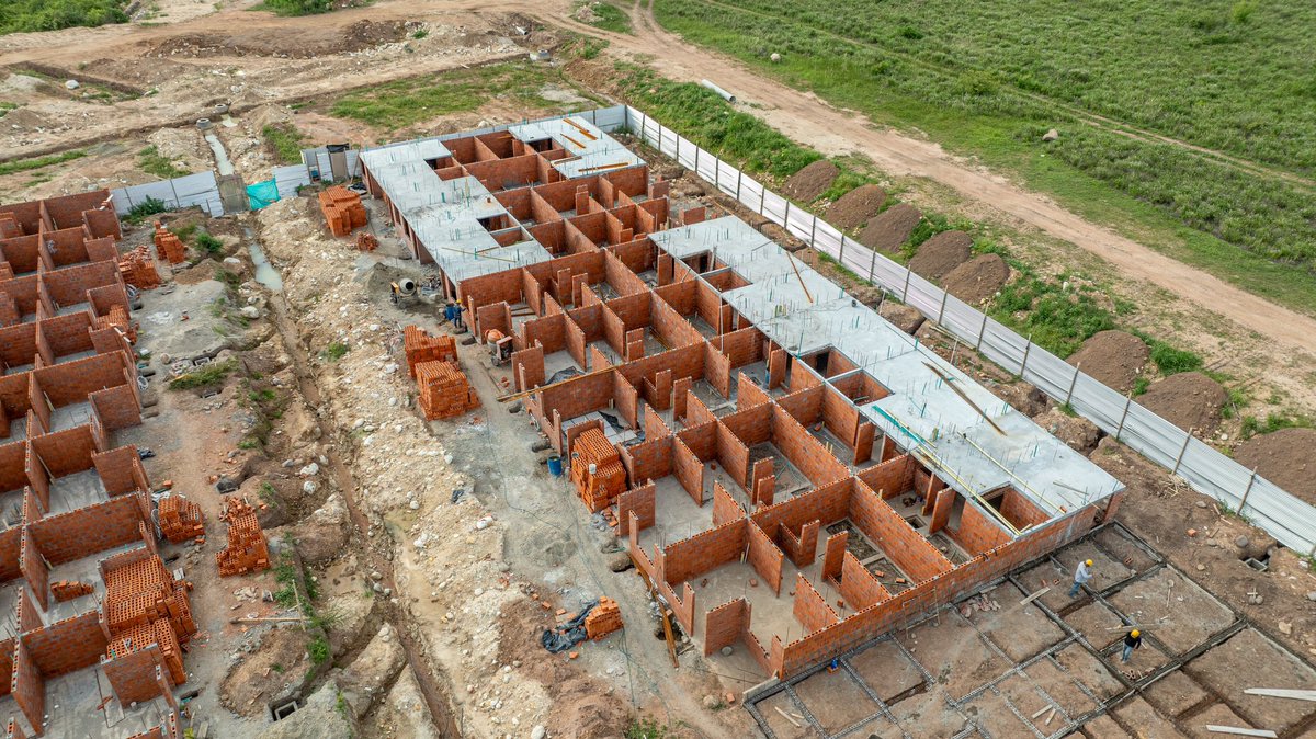 comfamiliarh's tweet photo. Cerramos este ciclo de visitas revisando los avances del proyecto de vivienda Ciudadela de la Felicidad en Neiva, en compañía de la @Supersubsidio 🧱🚜
•
•
#PortuProgresoTodo #Vivienda #Neiva #ComfamiliarHuila https://t.co/66GunoPNxY