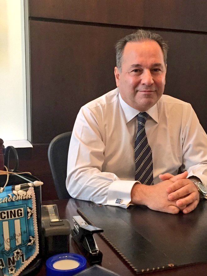 "De un lado tenemos a Devia que es un dirigente de segunda línea que la gente de #Racing no lo conoce. Es una debilidad muy grande. Del otro lado tenemos a Milito que es nuestro ídolo, que la gente se tatúa en el cuerpo, que es la persona que le hicimos una calle... Hay